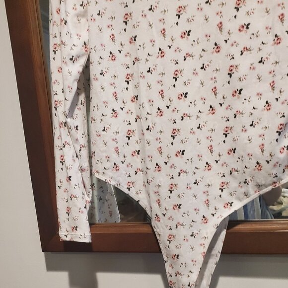 🌸 White and Floral Bodysuit Size L NWT - Picture 4 of 5